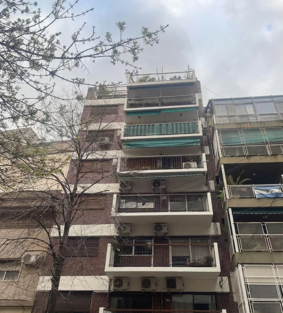Fachada de edificio en Palermo con frentes de balcones pintados
