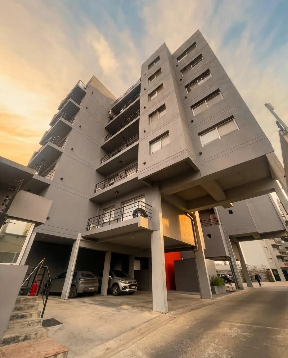Vista en contrapicado de la fachada gris terminada, edificio en Tigre