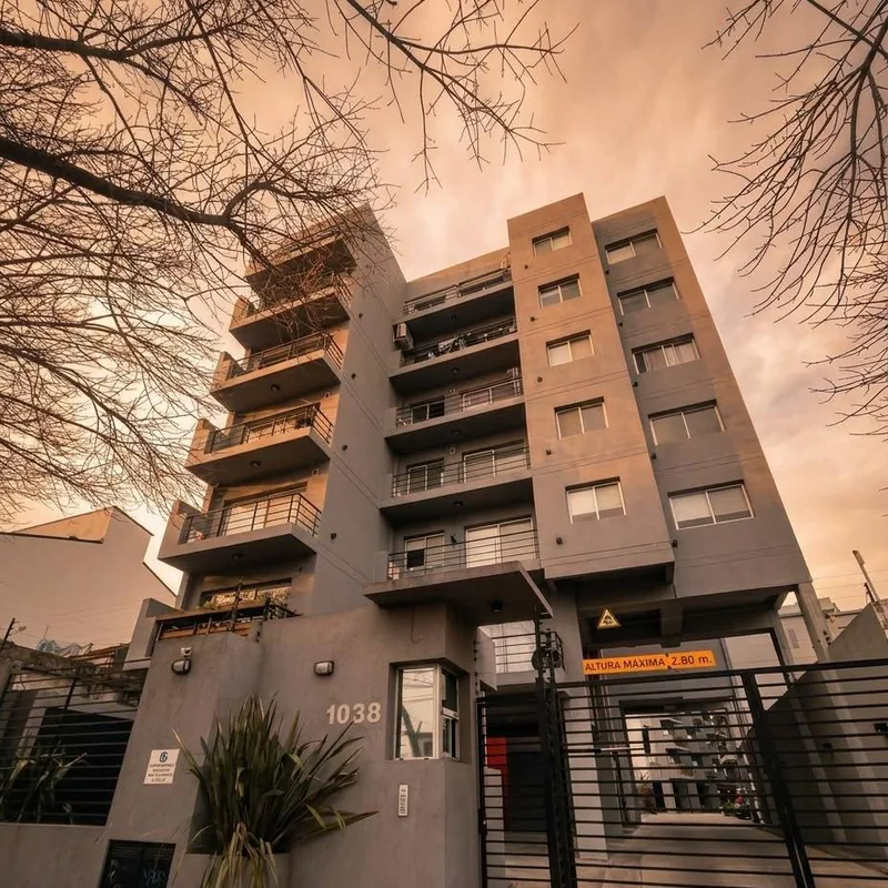 Frente renovado — edificio en Tigre
