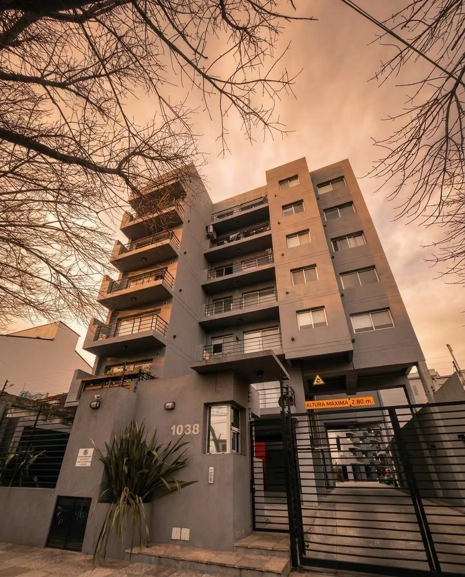 Frente del edificio en Tigre con la fachada recién pintada